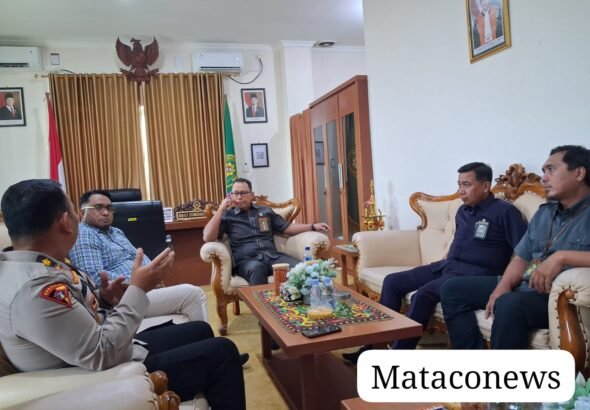 Rapat koordinasi PN Tenggarong bersama PT Matacon Trans Sinergi dan unsur kepolisian terkait persiapan pelaksanaan sita eksekusi 5 unit DT HINO Z54141 + Dump. Foto : Mataconews