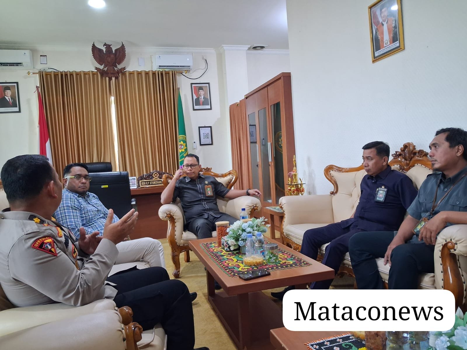 Rapat koordinasi PN Tenggarong bersama PT Matacon Trans Sinergi dan unsur kepolisian terkait persiapan pelaksanaan sita eksekusi 5 unit DT HINO Z54141 + Dump. Foto : Mataconews