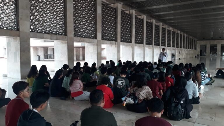 Siswa SMK PESS Patrie Jakarta mengunjungi Masjid Istiqlal dalam program destinasi religius