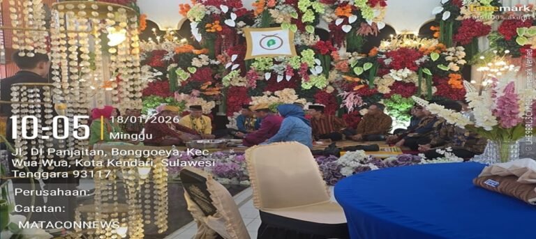 Prosesi adat Tolaki Mowindahako Mbondopake dalam pernikahan lintas suku di Kendari