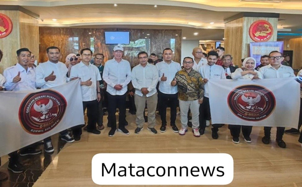 Peserta deklarasi G-BRAN berfoto bersama membentangkan bendera organisasi di Hotel Claro Makassar, Sabtu (31/1/2026).