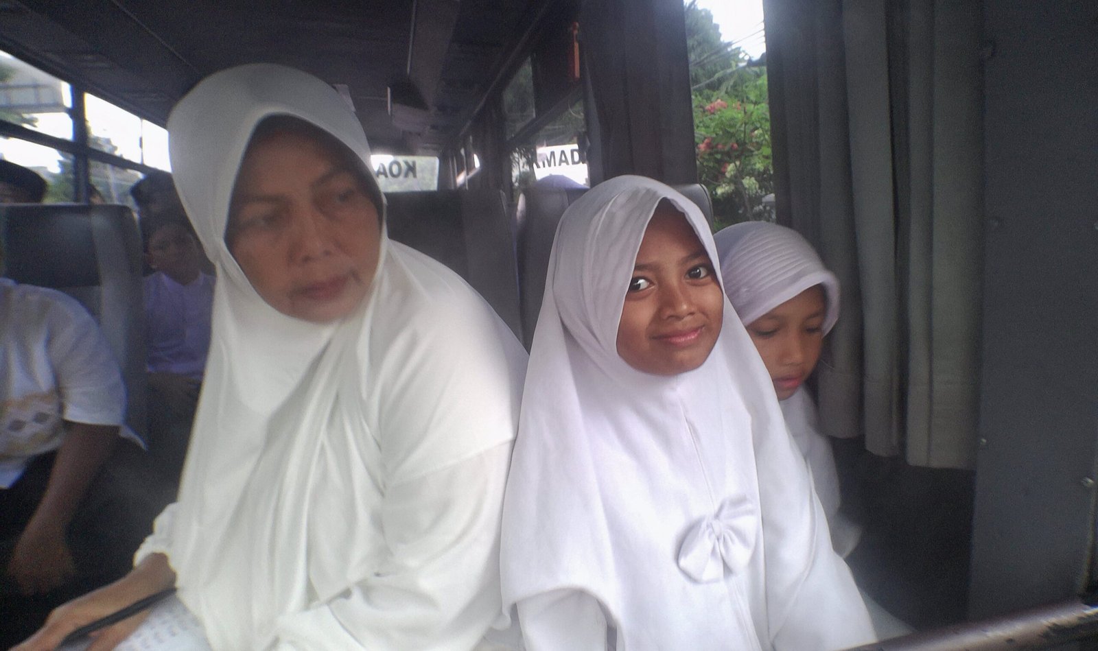 Salah seorang pengurus Masjid Darussalam, mendampingi anak yatim menuju lokasi santunan di markas TNI Al, Gunung Sahari. Dokumen: mataconews