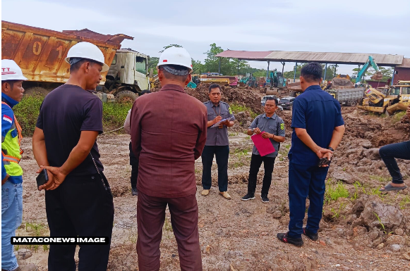 Pembacaan Penetapan : Panitera dan Juru Sita Pengadilan Negeri Tenggarong membacakan penetapan sita eksekusi objek jaminan fidusia di lokasi workshop PT Sinar Kumala Naga, Kecamatan Anggana, Kutai Kartanegara