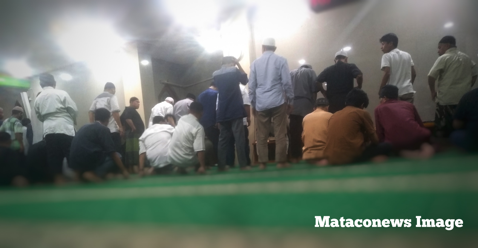 Suasana shalat Tarawih perdana 1447 H di Masjid Al-Huda Kemayoran, Jakarta Pusat, pada Selasa 17 Februari 2026 malam.