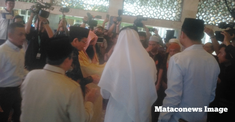 Perwakilan Kerajaan Arab Saudi, memberikan bingkisan Secara simbolis kepada jaminan berbuka puasa di Masjid Istiqlal