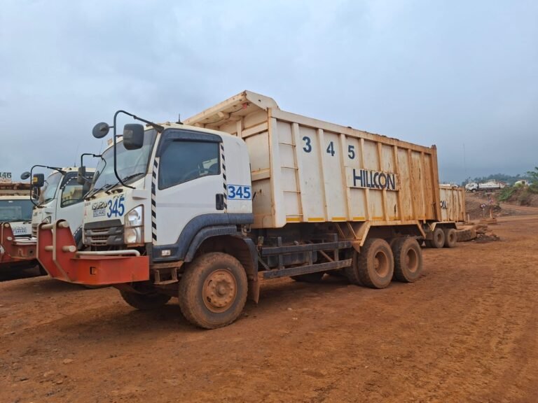 Sejumlah unit dump truck Isuzu Giga FVZ tahun 2023 milik nasabah PT Hillcon Jaya Sakti yang berada di Site Indrabakti Mustika, Desa Lameruru, Kecamatan Langgikima, Kabupaten Konawe Utara, Sulawesi Tenggara, sebelum pelaksanaan pengamanan oleh PT Matacon Trans Sinergi atas penugasan dari PT KB Finansia Multi Finance, Jumat (13/3/2026).