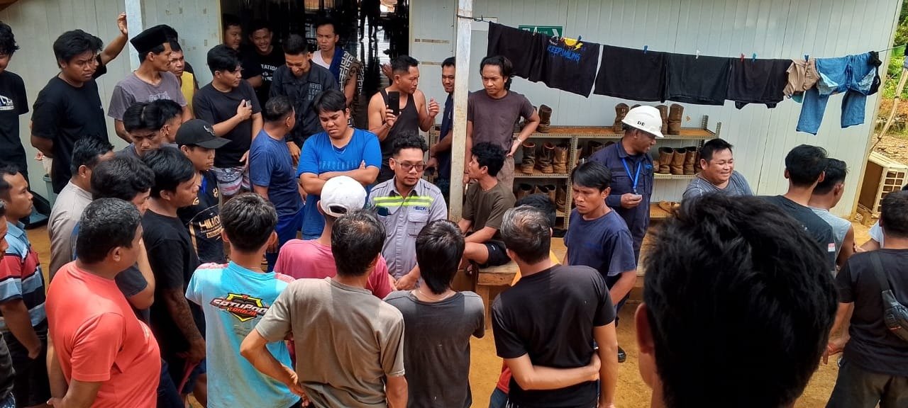 Sejumlah karyawan PT Hillcon Jaya Sakti melakukan aksi penyampaian aspirasi di area site AKP, Kecamatan Wiwirano, Konawe Utara, menyusul belum dibayarkannya hak gaji karyawan oleh perusahaan. Aksi ini terjadi sebelum dinamika penahanan unit pembiayaan berlangsung.
