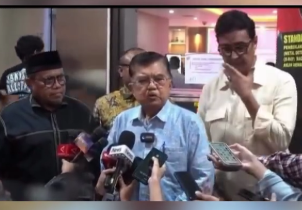 Mantan wakil presiden Jusuf Kalla, memberikan keterangan terkait ijazah Jokowi