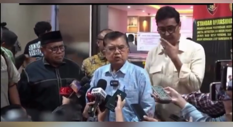 Mantan wakil presiden Jusuf Kalla, memberikan keterangan terkait ijazah Jokowi