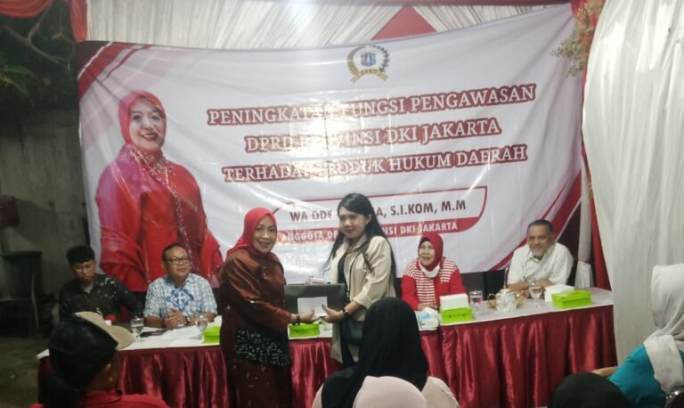 Anggota DPRD Jakarta, Wa Ode Herlina, memberi hadiah kepada salah seorang yang hadir