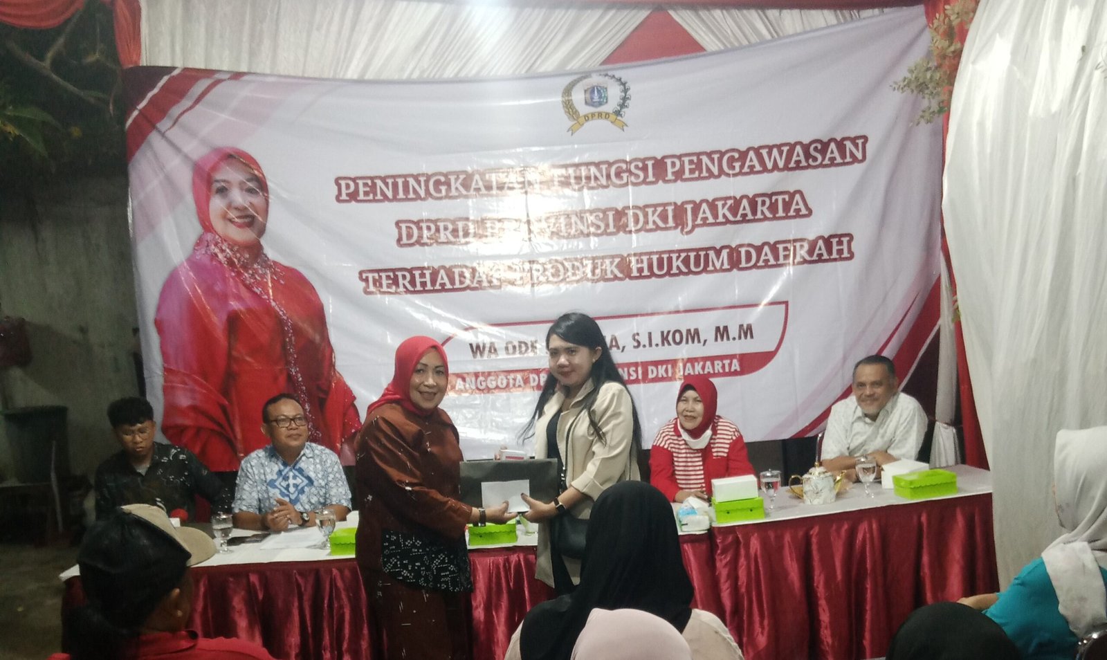 Anggota DPRD Jakarta, Wa Ode Herlina, memberi hadiah kepada salah seorang yang hadir